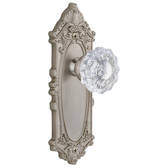 Grande Victorian Plate with Versailles Knob